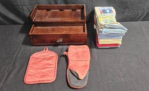 lot 153 image: Kitchen Accessories Set Wooden Organizer with Oven Mitt, Pot Holder, and 10-Pack Kitchen Towels