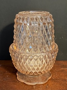 lot 46 image: Vintage Indiana Glass Fairy Lamp