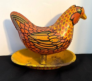 lot 75 image: Vintage Wyandotte Tin Hen Toy