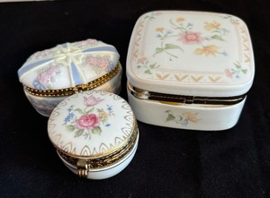 lot 78 image: Three Pretty Trinket Boxes