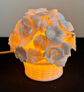 lot 115 image: Pretty Little Lamp