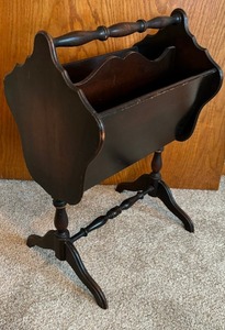 lot 117 image: Vintage Literture Stand  Magazine Rack