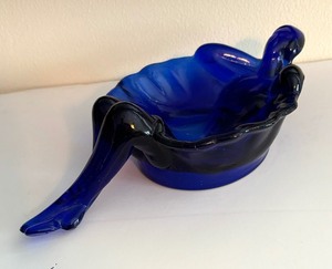 lot 132 image: Vintage Mosser Cobalt Blue Bathing Beauty Soap Dish  Trinket Dish  Ring Dish