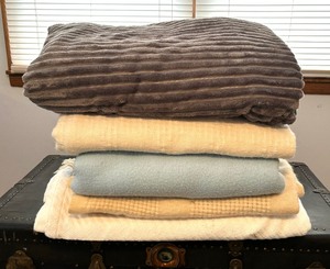 lot 137 image: Five Blankets