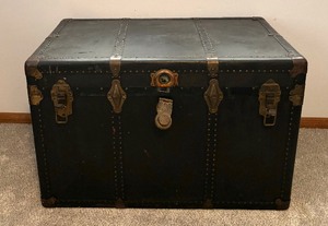 lot 138 image: Vintage Storage Trunk