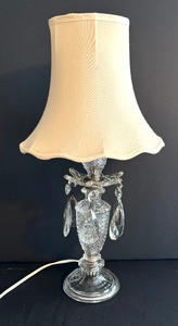 lot 139 image: Elegant Vintage Table Lamp