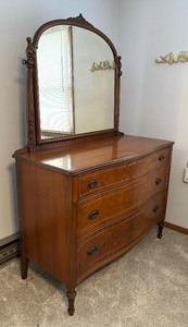lot 20 image: Vintage Simmons Huntly Three Drawer Dresser with Mirror