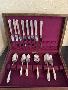 lot 22 image: Vintage WM Rogers and Son Exquisite Flatware