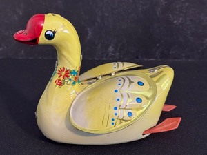lot 95 image: Vintage Swan Litho Tin Toy