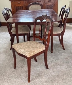 lot 40A image: Vintage Dining Room Table and Chairs Set