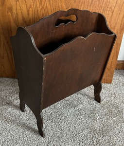 lot 181 image: Vintage Wooden Literature Stand  Magazine Rack
