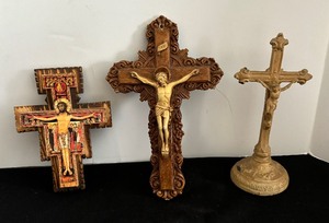 lot 127 image: Three Vintage Crucifix Crosses