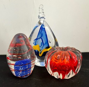 lot 185 image: Three Art Glass Paperweights