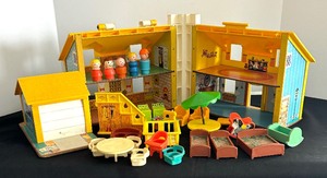 lot 197 image: Fisher Price Play Family House with Accessories