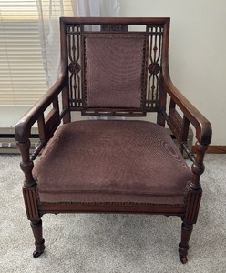 lot 224 image: Lovely Vintage Armchair
