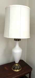 lot 230 image: Vintage Brass Accented Table Lamp