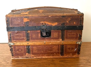 lot 239 image: Petite Vintage Trunk
