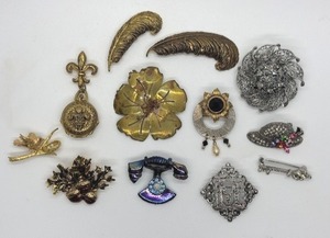 lot 304J image: Variety of Vintage Brooches