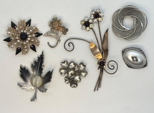 lot 33J image: Vintage Brooches including a Vintage Sterling Silver Floral Cluster Brooch