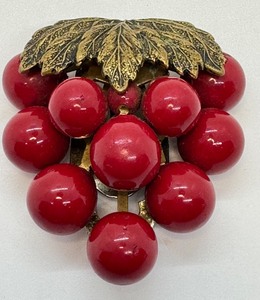 lot 28 image: Vintage Unsigned Miriam Haskel Red Grape Cluster Dress Clip