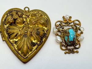 lot 31 image: Two Vintage Jewelry Pieces including a Vintage Turquoise and Pearl Pendant