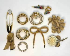 lot 32 image: Variety of Vintage Gold Tone Brooches