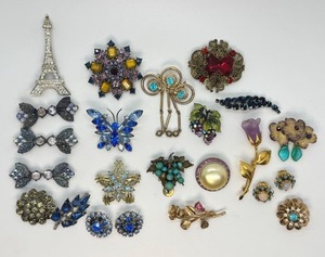 lot 27 image: Variety of Vintage Jewelry Items