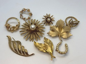 lot 23 image: Assorted Gold Tone Vintage Brooches  Pins including a Vintage Boucher Brooch