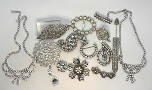 lot 25 image: Beautiful Vintage Rhinestone Jewelry Pieces