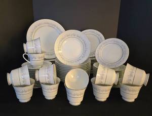 lot 261 image: Contemporary Vintage Noritake Marywood Fine China Dinnerware