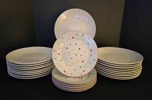 lot 262 image: Large Versatile Set of Dinner Plates  Sweet Dotted Plate Set