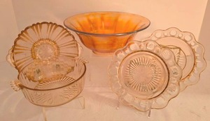 lot 268 image: Vintage Carnival and Depression Glass Grouping