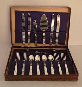 lot 269 image: Vintage Banner Metaltone Junior Tableware Set