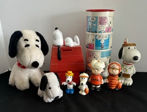 lot 253 image: Peanuts Motif Plush Toys, Banks, Figurines and More