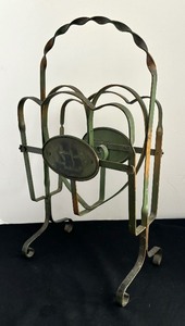 lot 292 image: Vintage Wrought Iron Literature Stand  Magazine Rack with Heart Design