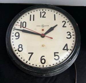 lot 341 image: Vintage General Electric Clock