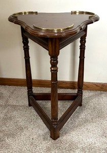 lot 352 image: Vintage Clover Table with Golden Accents