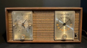 lot 373 image: Vintage Zenith X390 Clock Radio