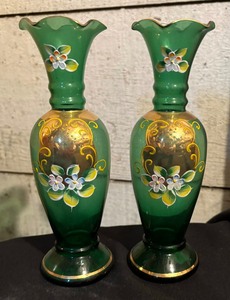lot 375 image: Pair of Vintage Green Enesco Glass Vases