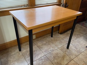 lot 334 image: Expandable Kitchen Table