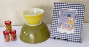 lot 338 image: Vintage Pyrex Yellow 1.5 Pint Mixing Bowl, Vintage Pyrex 2.2 Quart Olive Green Mixing Bowl and More