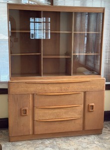 lot 6 image: Heywood Wakefield Mid-Century Sliding Glass Door China Display Hutch Champagne