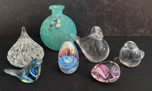 lot 326 image: Variety of Beautiful Art Glass Figurines