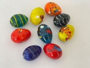 lot 330 image: (9) Egg Shaped Art Glass Figurines