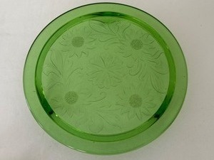 lot 332 image: Vintage Jeanette Green Daisy Pattern 10 Glass Cake Stand