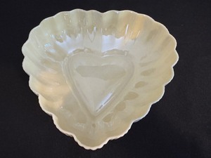 lot 310 image: Vintage Heart Shaped Belleek Dish
