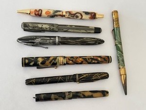 lot 313 image: Vintage Celluloid Fountain Pens and a Pencil
