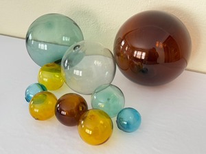 lot 302 image: Variety of Colorful Hand Blown Art Glass Spheres