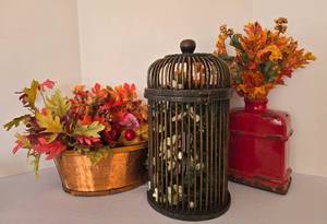 lot 376 image: Rustic Home Decor Selection