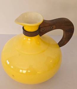 lot 388 image: Vintage Bauer Pottery Carafe